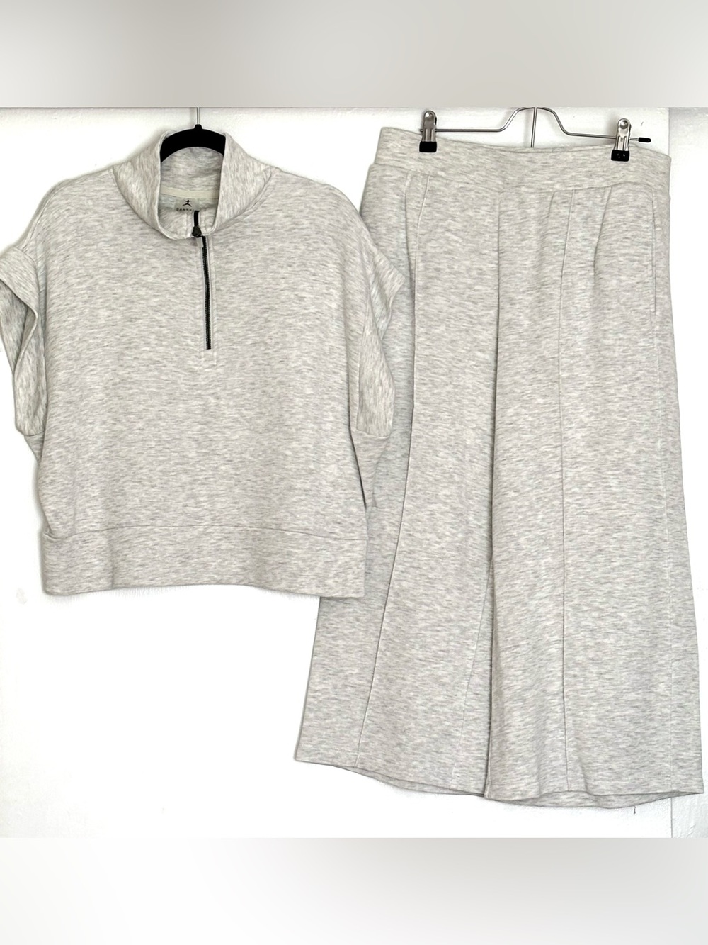 Danskin Quarter-Zip Short Sleeve Top & Wide Leg Gaucho Pants Set Size L